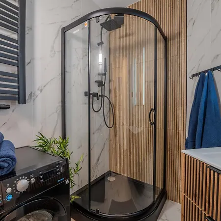 New Large Modern - Center - 60m2 - Lift - Parking Apartment *